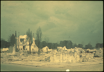1978-2707 Ruïne van een lagere school bij de Aert van Nesstraat / Tuindersdwarsstraat na het bombardement van 14 mei ...