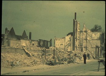 1978-2708 Ruïnes van verwoeste gebouwen na het bombardement van mei 1940.
