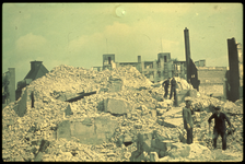 1978-2711 Restanten van het stadhuis aan de Kaasmarkt na het bombardement van 14 mei 1940. Op de achtergrond links het ...