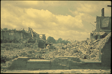 1978-2712 De getroffen binnenstad in de omgeving van de Groenendaal na het bombardement van 14 mei 1940, gezien vanuit ...