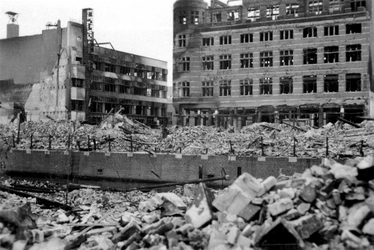 1979-1379 Gezicht op de door het Duitse bombardement van 14 mei 1940 getroffen Steigersgracht met links het warenhuis ...