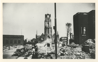 1980-1701 Gezocht op de door het Duitse bombardement van 14 mei 1940 getroffen Bagijnenstraat met verwoeste omgeving, ...