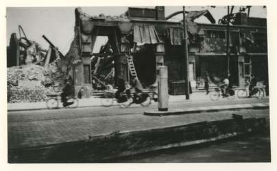 1980-1710 Restanten van het Grand Theater aan de Pompenburgsingel, na het Duitse bombardement van 14 mei 1940.