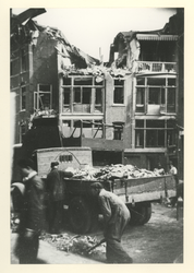 1981-668 Gezicht op de Snellinckstraat en hoek van de 's-Gravendijkwal met verwoeste huizen als gevolg van het ...