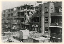 1990-1266 Gezicht op de achterzijde van de Dordtselaan, met verwoeste huizen op nrs. 67-73 als gevolg van een bominslag ...