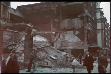FD-13188-2 Verwoestingen en puin na het bombardement van 14 mei 1940. De zwaar beschadigde Bijenkorf. Op de voorgrond ...