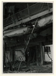 XIV-50-51-01-5 De door het Duitse bombardement van 14 mei 1940 getroffen Beurs. Detail van de balustrade van de ...