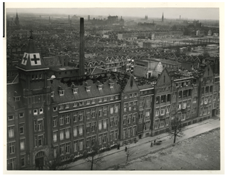 XIX-50-02-1 Het beschadigde Sint Franciscus ziekenhuis aan de Schiekade, na de Engelse bominslag op 15 februari 1941.