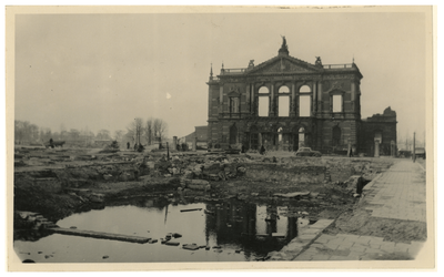 XXIII-65-04-02 Gezicht op de verwoeste schouwburg in de Aert van Nesstraat, als gevolg van het bombardement van 14 mei ...