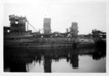 XXXIII-566-12-4 Oorlogsdagen 10-14 mei 1940. Door de Duitsers op 10 mei 1940 kapotgeschoten torpedojager Hr. Ms. Van ...