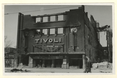 XXXIII-567-7 De zwaar beschadigde Tivoli schouwburg aan de Coolsingel na het Duitse bombardement van 14 mei 1940.