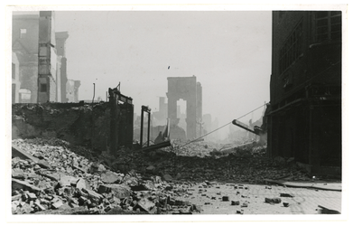 XXXIII-568-01-17 Restanten van gebouwen als gevolg van het Duitse bombardement van 14 mei 1940. De Hoogstraat gezien ...