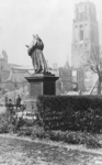 XXXIII-568-01-018 Gezicht op de door het Duitse bombardement van 14 mei 1940 getroffen Grotemarkt met het standbeeld ...