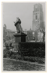XXXIII-568-01-18 Gezicht op de door het Duitse bombardement van 14 mei 1940 getroffen Grotemarkt met het standbeeld van ...
