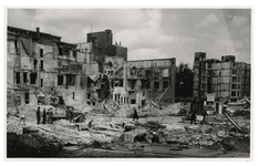 XXXIII-568-01-22 Gezicht op de Kaasmarkt met verwoeste huizen en gebouwen, waaronder het telefoongebouw aan de ...