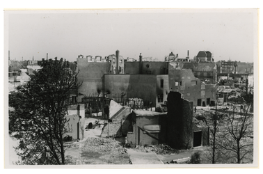 XXXIII-568-01-6 Gezicht op de Coolsingel met het verwoeste gebouw De Doele als gevolg van het Duitse bombardement van ...