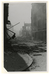XXXIII-568-01-9 De Westewagenstraat is na het Duitse bombardement van 14 mei 1940 grotendeels verwoest.