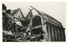 XXXIII-569-02-14 Gezicht op de door het Duitse bombardement van 14 mei 1940 getroffen Meent met het postkantoor aan de ...