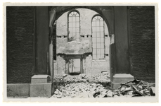 XXXIII-569-02-21 Gezicht in de restanten van de Lutherse kerk aan de zijde van de Korte Wijnstraat, na het bombardement ...