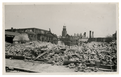 XXXIII-569-02-6 Gezicht op de Van Aert van Nesstraat met de verwoeste schouwburg en verwoeste gebouwen als gevolg van ...