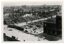 XXXIII-569-06-2 Gezicht op de Leuvehaven, Schiedamsedijk en omgeving met verwoeste huizen en gebouwen als gevolg van ...
