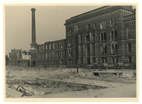 XXXIII-569-16-42 Restanten van het Coolsingelziekenhuis aan de Van Oldenbarneveltstraat, na het Duitse bombardement van ...