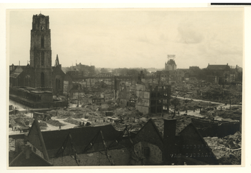 XXXIII-569-27-15 Puinresten na het Duitse bombardement van 14 mei 1940. Op de voorgrond de omgeving van de Hoogstraat, ...