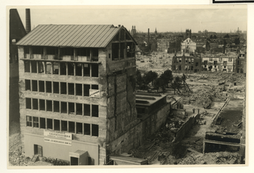 XXXIII-569-27-19 Puinresten na het bombardement van 14 mei 1940. Op de voorgrond de Coolsingel met de Rotterdamsche ...