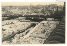 XXXIII-569-27-5 Restanten langs de Rotte en het Stokviswater en bij het spoorwegviaduct na het bombardement van 14 mei ...
