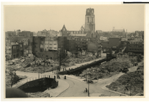 XXXIII-569-27-9 Gezicht langs de Delftsevaart tussen de Meentbrug en de Raambrug met verwoeste huizen en gebouwen als ...