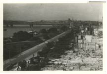 XXXIII-569-30-5 Restanten van gebouwen aan de Oosterkade, als gevolg van het Duitse bombardement van 14 mei 1940. Uit ...