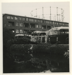 XXXIII-569-33-12 Restanten van autobussen aan de Nieuwe Plantage na het Duitse bombardement van 14 mei 1940. Op de ...