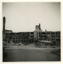 XXXIII-569-33-8 Restanten van de fabriek van Dobbelmann, na het bombardement van 14 mei 1940. Op de voorgrond de Sint ...