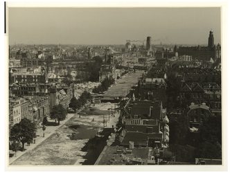 XXXIII-569-35-16 Overzicht van de restanten van huizen aan de Schiekade en omgeving na het bombardement van 14 mei ...
