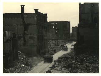XXXIII-569-35-17 De door het bombardement van 14 mei 1940 getroffen Wijnstraat, gezien vanaf de Brouwerijsteeg in ...