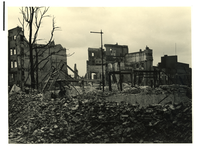 XXXIII-569-35-28 De verwoeste omgeving van de Hoofdsteeg na het Duitse bombardement van 14 mei 1940. In het midden zijn ...