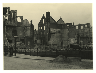 XXXIII-569-35-29 De door het Duitse bombardement van 14 mei 1940 getroffen omgeving van de Wijnhaven met de ruïne van ...