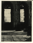 XXXIII-569-35-3 Het interieur van de zwaar gehavende Sint Laurenskerk enige tijd na het bombardement van 14 mei 1940. ...