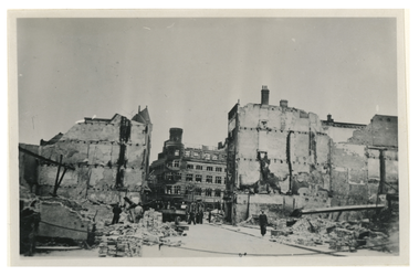 XXXIII-569-36-28 Restanten van de panden aan de Korte Hoogstraat, na het bombardement van 14 mei 1940 (in het midden ...