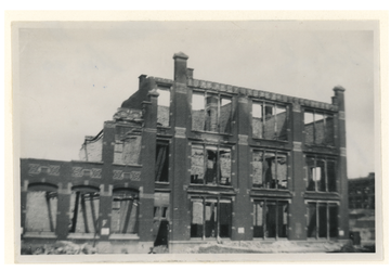 XXXIII-569-36-30 Restanten van de school in de Jan van Loonslaan, na het bombardement van 14 mei 1940.