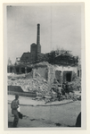 XXXIII-569-36-57 Restanten van de tapijtfabriek aan de Oostzeedijk in de wijk Kralingen, na het Duitse bombardement van ...