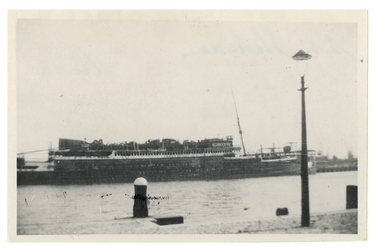 XXXIII-569-36-65 Restanten van het passagiersschip Statendam aan de Wilhelminakade, na het bombardement van 14 mei 1940.