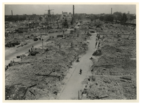 XXXIII-569-37-01-2 Gezicht op het puin ruimen tussen Hoogstraat en Groenendaal, het puin van verwoeste huizen en ...