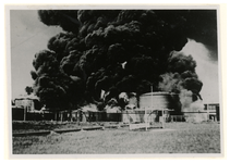 XXXIII-569-37-10 Gezicht op brandende petroleumtanks te Pernis, als gevolg van het bombardement van 14 mei 1940.