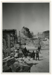 XXXIII-569-37-11 Gezicht op de ontploffing bij de sloop van de ruïne van de Zuiderkerk, als gevolg van het Duitse ...