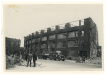 XXXIII-569-37-2 Verwoeste huizen aan de Weteringstraat na het Duitse bombardement van 14 mei 1940. Uit het zuidoosten gezien.