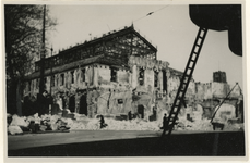 XXXIII-569-37-4 Restanten van het beursgebouw aan het Beursplein, als gevolg van het Duitse bombardement van 14 mei 1940