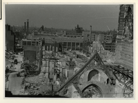 XXXIII-569-39-01-13 Gezicht vanaf de Sint-Laurenskerk met verwoeste huizen en gebouwen waaronder de Sint-Rosaliakerk na ...