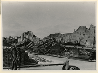 XXXIII-569-39-01-25 Restanten van verbrande panden aan de Wijdekerkstraat, als gevolg van het Duitse bombardement van ...
