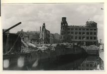 XXXIII-569-39-03-13 De verwoeste omgeving van de Steigersgracht na het Duitse bombardement van 14 mei 1940. Met het ...